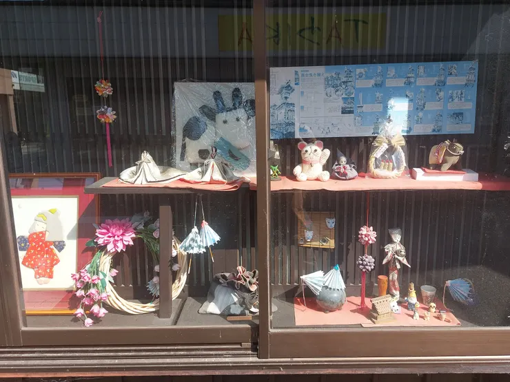 門口櫥窗也擺放著各種手工藝小物，看上去十分小巧精緻