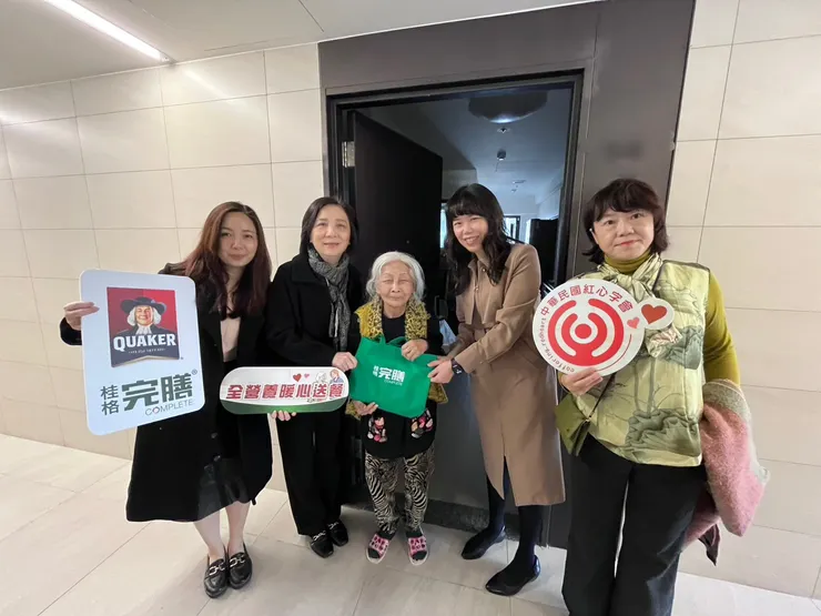 （由左至右）產品組經理楊久盈、紅心字會李顯文秘書長、社宅91歲獨居余奶奶、資深行銷經理潘雨青、紅心字會許雅青副秘書長，將全營養軟質餐暖心送到府！