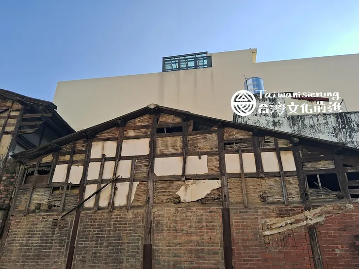 採集地點:雲1,在停車場隔壁山牆,有編到二層樓高的篦仔壁,穿插外露穿斗式屋架。