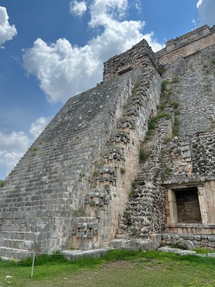 階梯旁一整排的雨神恰克面具石雕