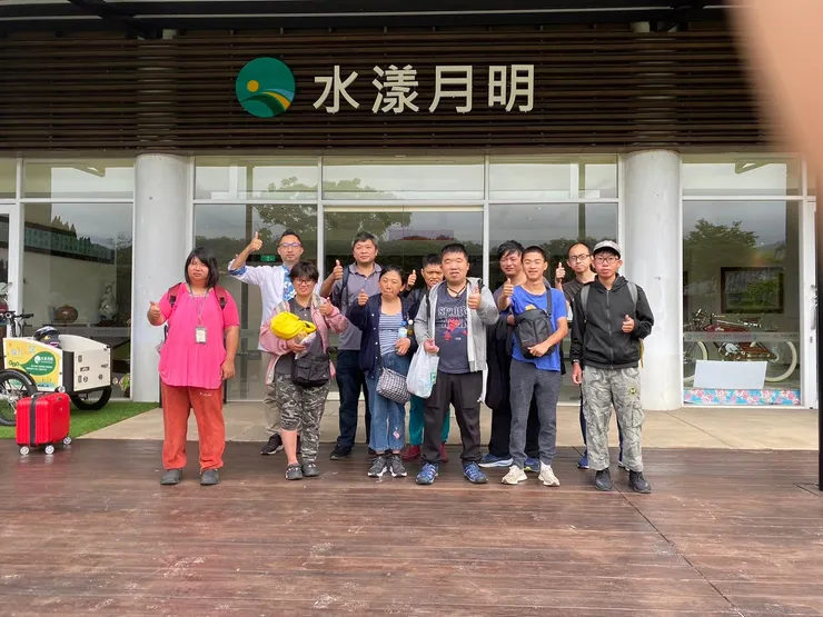 ▲享受湖畔景緻後，同學們開心地在大廳前合影留念 (飯店提供)。