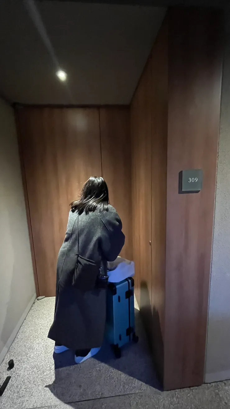 房門凹進去的設計，讓房間與走廊，有更多的空間。