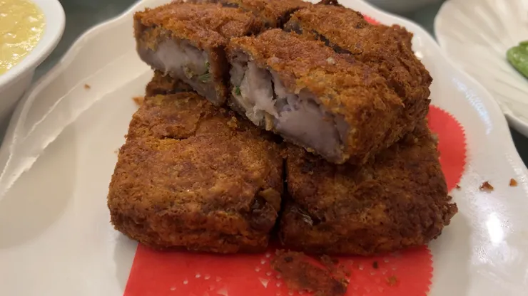 外皮炸得金黃酥脆，內裡則是綿密飽滿的芋頭餡，甜度適中不膩口，是整頓飯最完美的收尾！