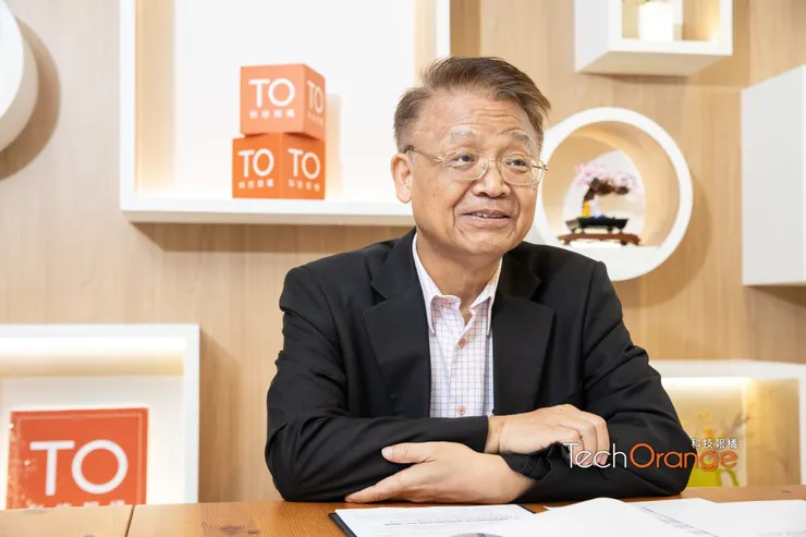 新漢集團董事長林茂昌認為現在主流的通用大語言模型並不適合特定產業，產業應該專注發展契合特定應用的垂直 AI 模型，才能讓 AI 生成的答案更精準，同時避免機密數據外流。