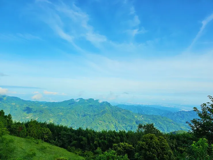 早晨山嵐美景，一覽無雲。