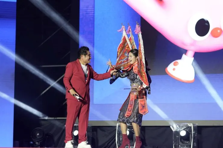 ▲主持人許效舜(左)與邱怡澍以脫口秀形式化身「掌中說書人」。(雲林縣政府提供)