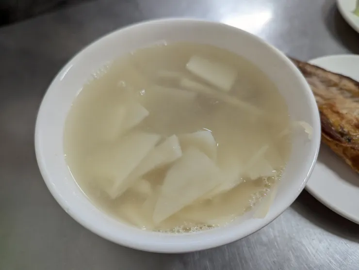 前金肉燥飯的竹筍湯清爽好喝