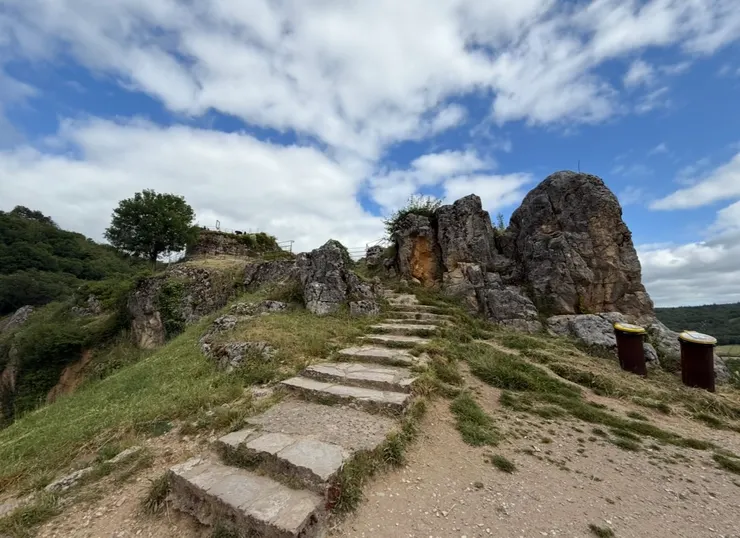 沒有城堡了,只剩下一片斷壁殘垣