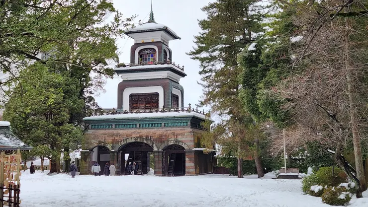 尾山神社極具特色的 -- 神門
