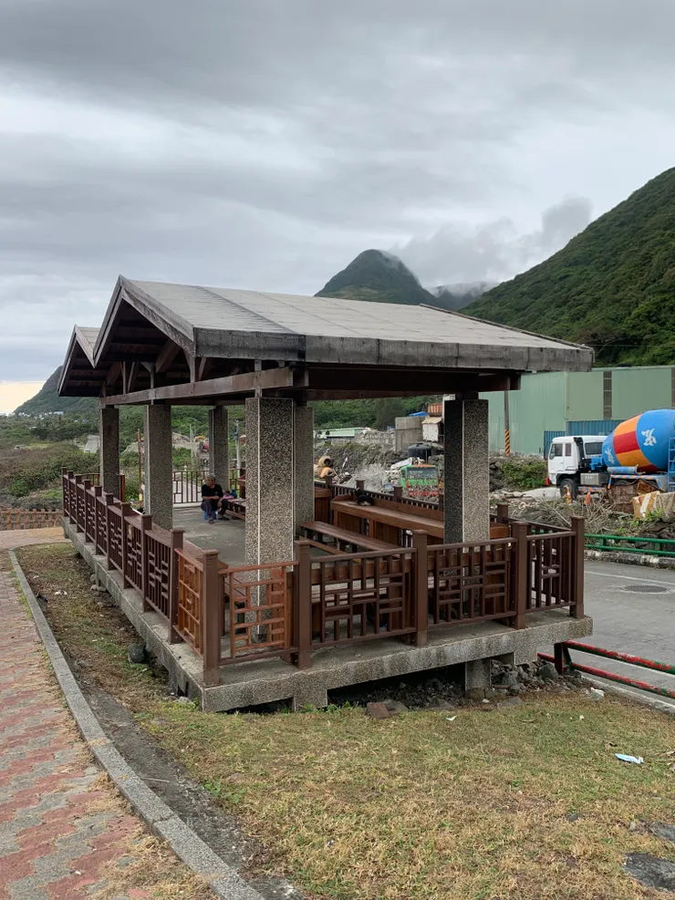 虎頭頗旁的涼亭,可以一邊望著饅頭山,一邊欣賞著成群的羊隻