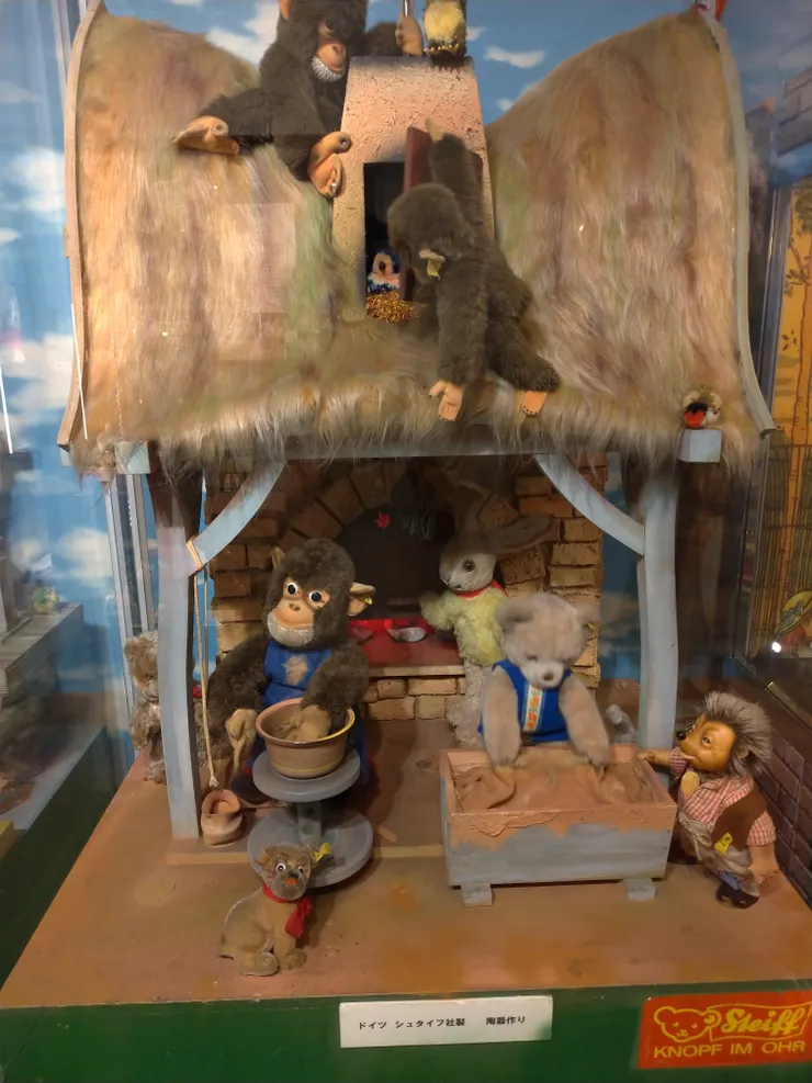 世界展區，可憐的小動物還要工作