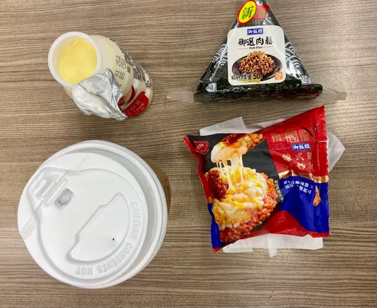 好好前一天嚷嚷著要吃漢堡和三明治,結果最後還是選了安全牌的肉鬆御飯糰。這小孩個性還是有點像我呢!