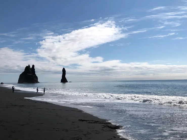 Reynisfjara黑沙灘,一旁海上有幾個巨石,被稱為Reynisdrangar岩。