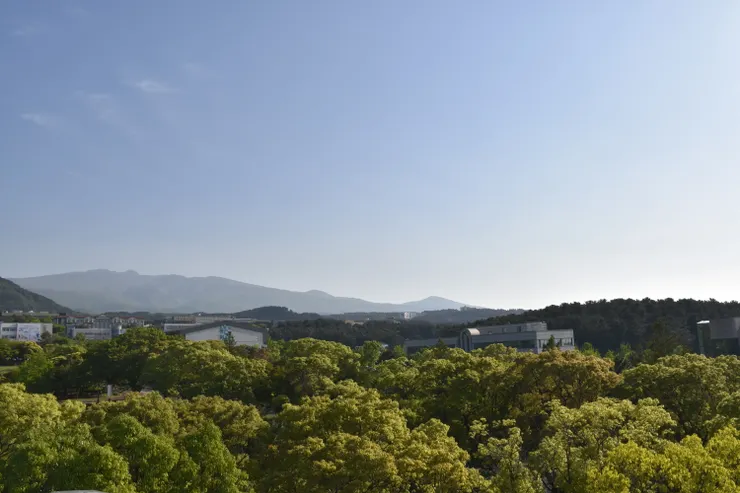 往南望，可以看到濟州島最高峰——漢拏山。