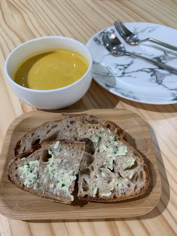 套餐附贈的湯與麵包