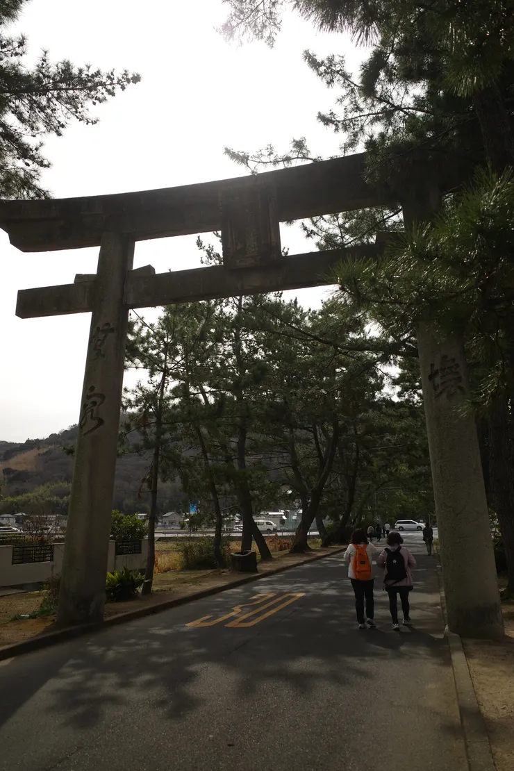 前往神社的道路上,有個挺大的石鳥居