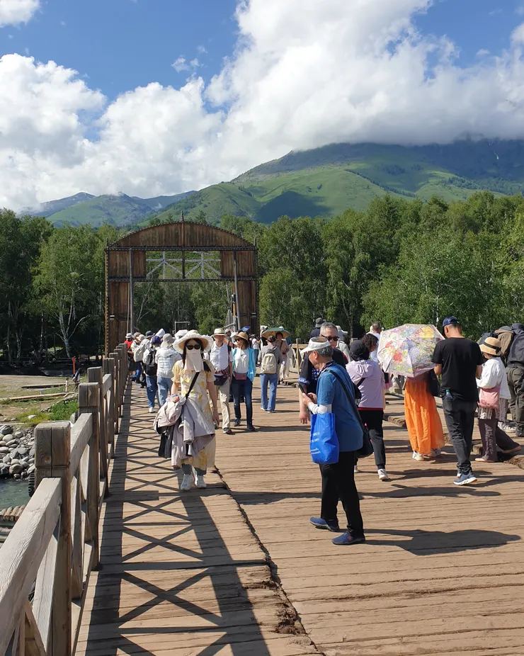 禾木橋是百年歷史木橋，橫跨禾木河，是拍攝村莊與河流的絕佳地點