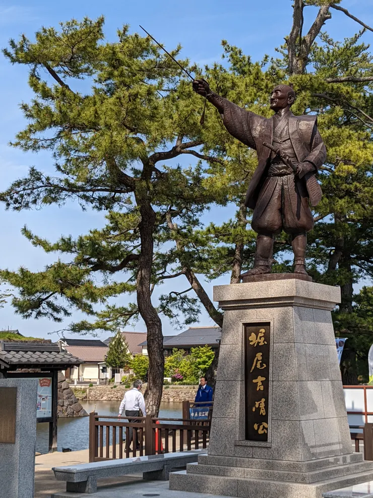 城外樹立堀尾吉晴的雕像,為出雲國松江藩藩主