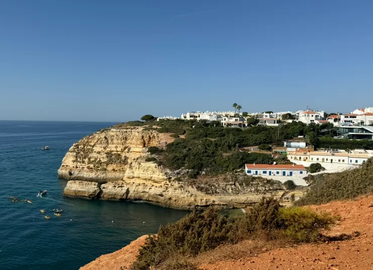 走上步道，從高處看著遠處