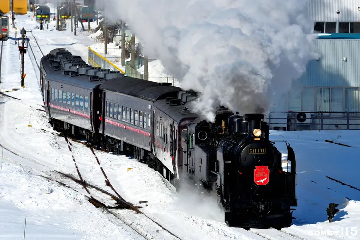 北中跨線橋上可以捕捉SL冬季濕原號從釧路運轉車輛所出庫的畫面
