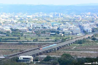 海線建設時便考慮到未來縱貫道路整備所需，在鐵路橋興建同時打下公路橋基礎。圖為海線大安溪橋，鐵路橋左側即為後來完成的鐵公路併用橋。