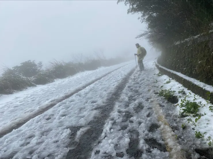 下山路,大不易。(攝影:抱城。)