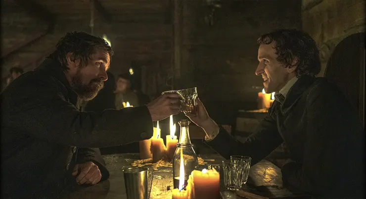 整片都烏漆媽黑的，到處都是熊熊火光的蠟燭，我多怕燒到愛倫坡那一頭捲髮........