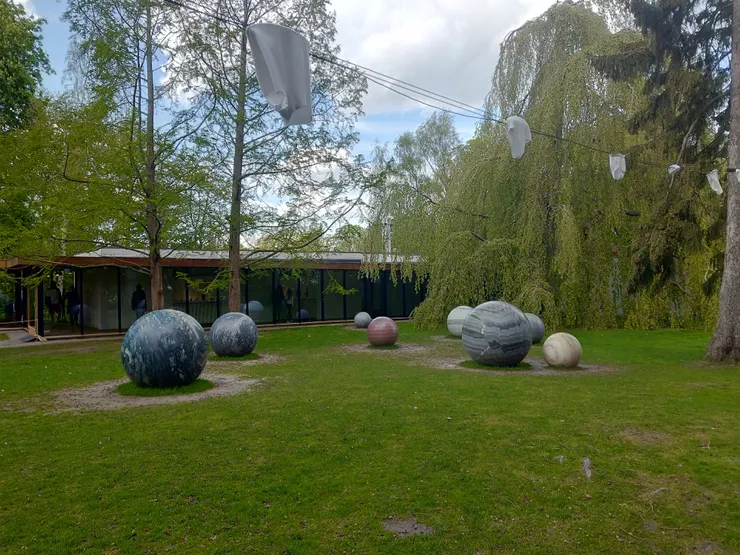 同樣又是雕塑作品-上方曬的白色衣褲也是藝術作品