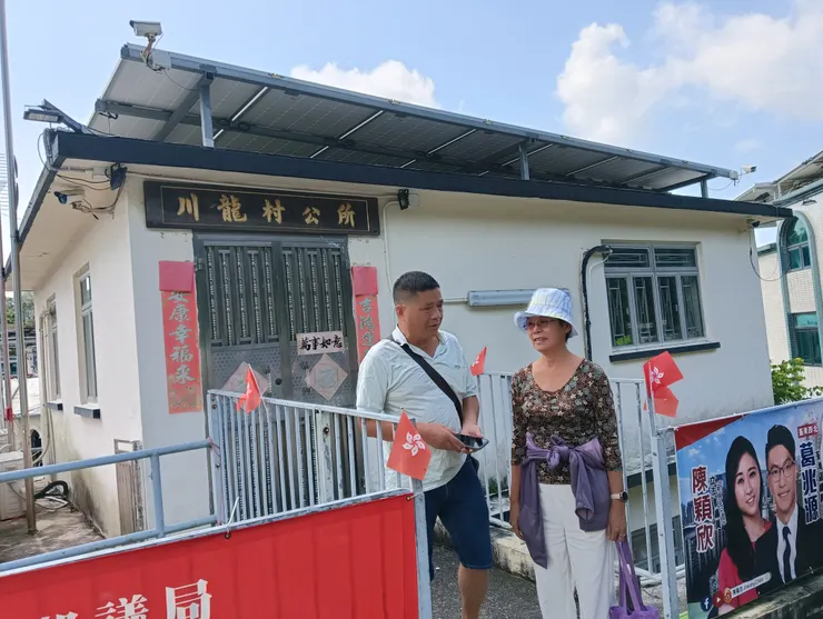 見到村長要求他與我們合照