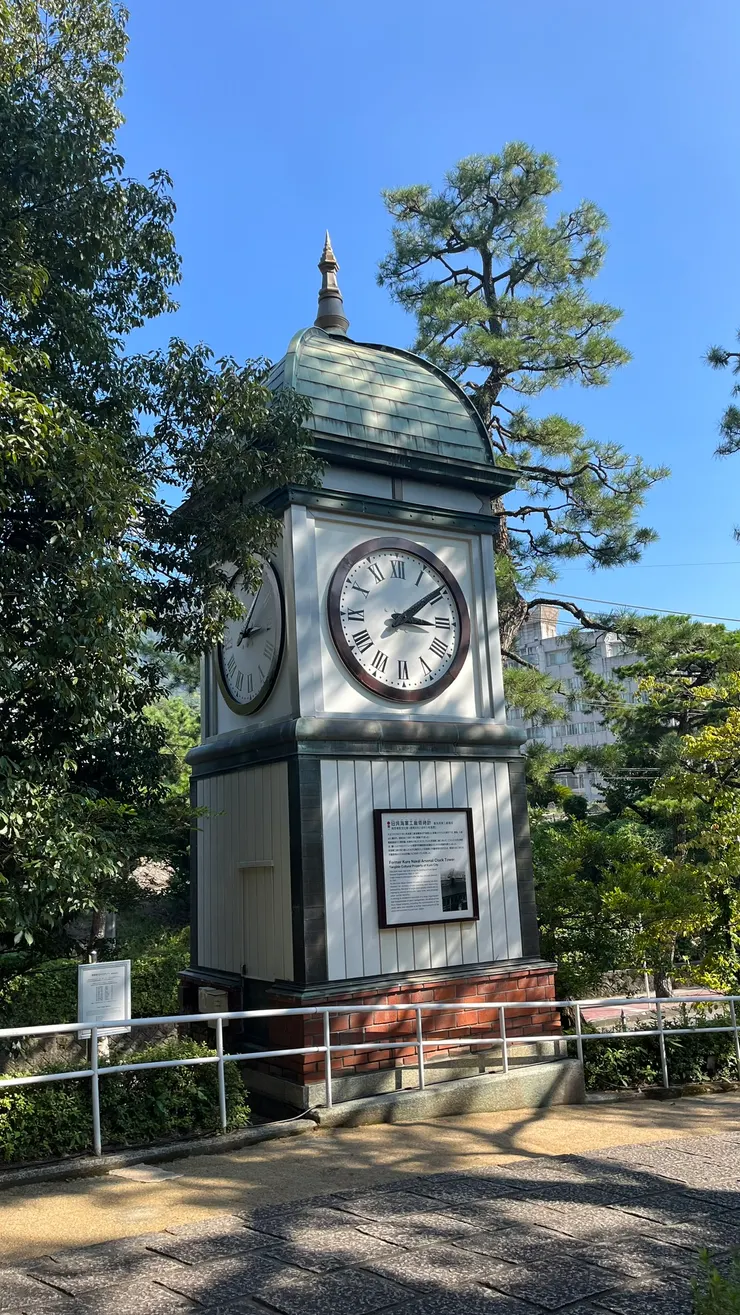 它不只是公園裡的一座時鐘，更是見證吳曾為軍港重鎮的歷史符號。
