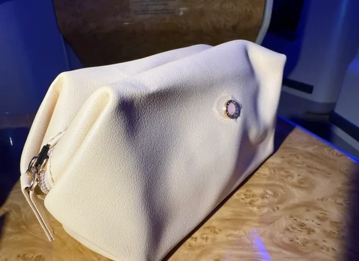 女生的寶格麗過夜包，