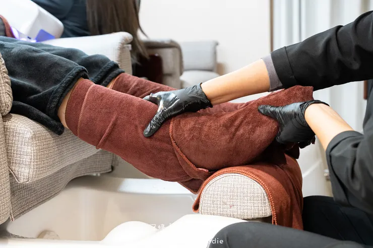 [板橋新中式美睫設計]AN藝術工坊，忙碌女生的救星！2.5小時同步完成美睫手足美甲保養，躺著睡一覺就變美，板橋美甲推薦，附最新美睫美甲價格表