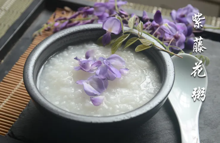紫藤花粥，出自(清代)黃雲鵠《粥譜》，據稱有「通滯和血」的功效