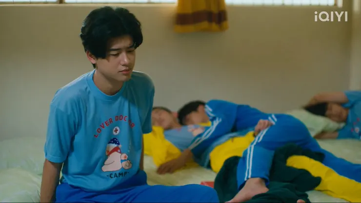 看到Noh和Phun抱在一起睡而難過的Ohm