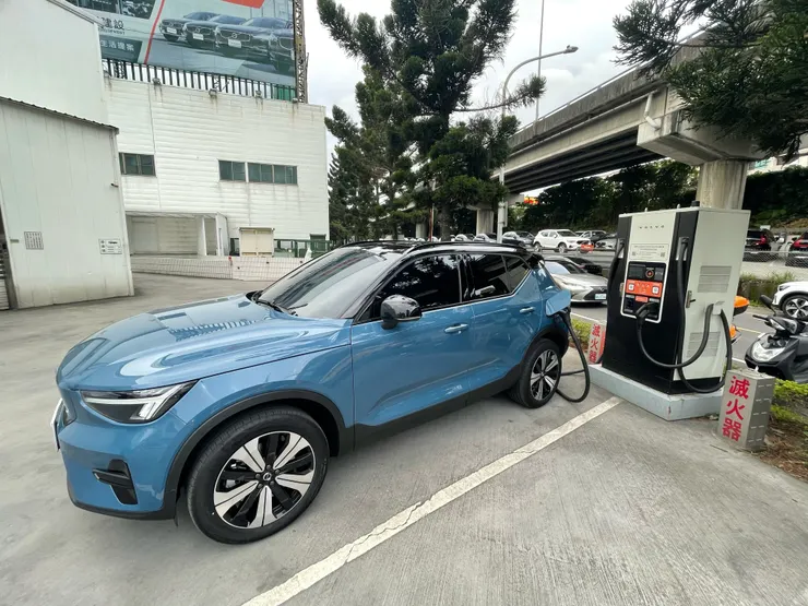 VOLVO在台灣主要配合的充電設備廠商Noodoe