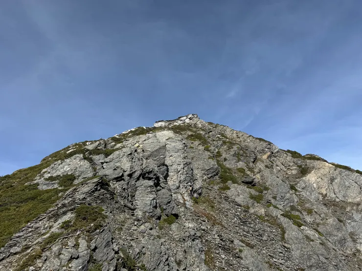 不敢相信要爬上那尖頂