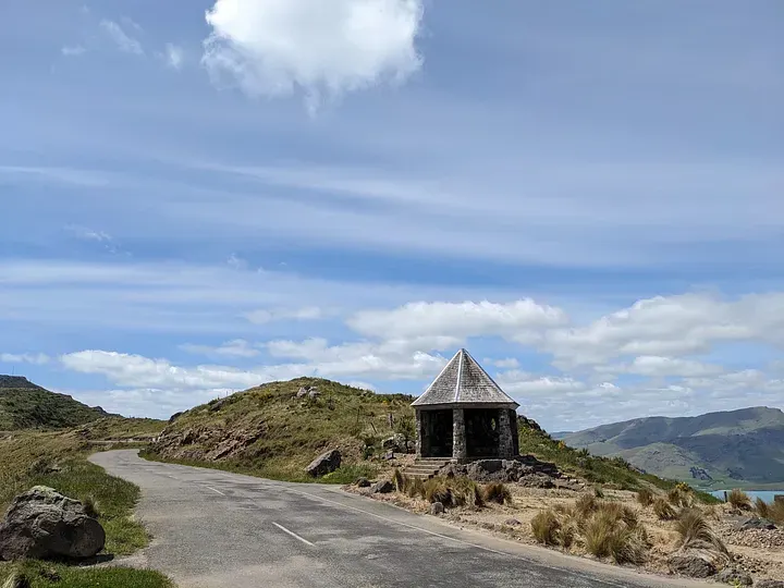 Pioneer Women’s Memorial是一座石亭，也是本次登山的中繼點