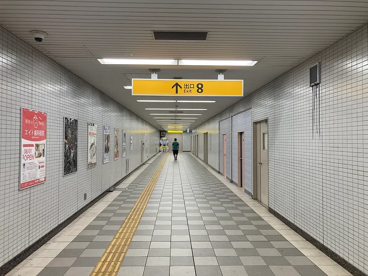神戸市営地下鉄新長田駅の新長田地下通路で開催された映画「8番出口」コラボイベント（2025年9月）