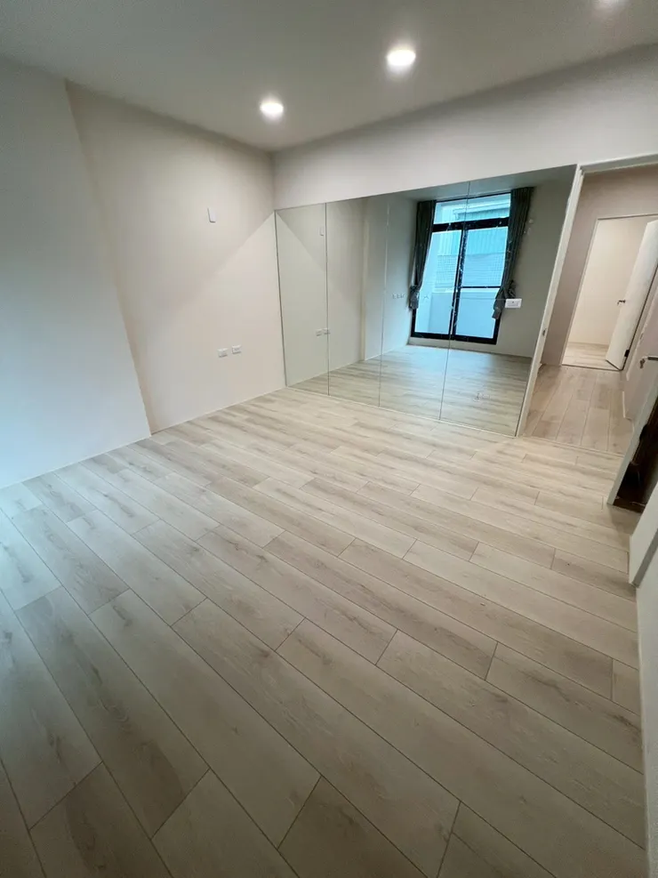 室內燈光映照下，地板的木質紋理顯得格外細膩且有層次。