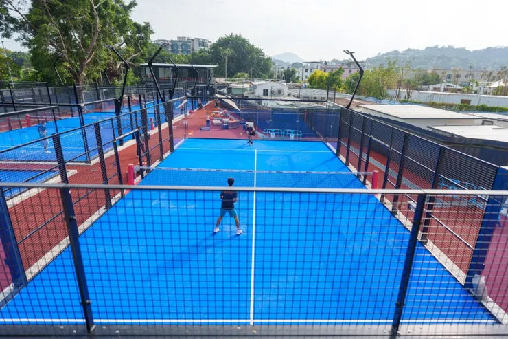 俱樂部提供四個符合國際賽事標準的板式網球場