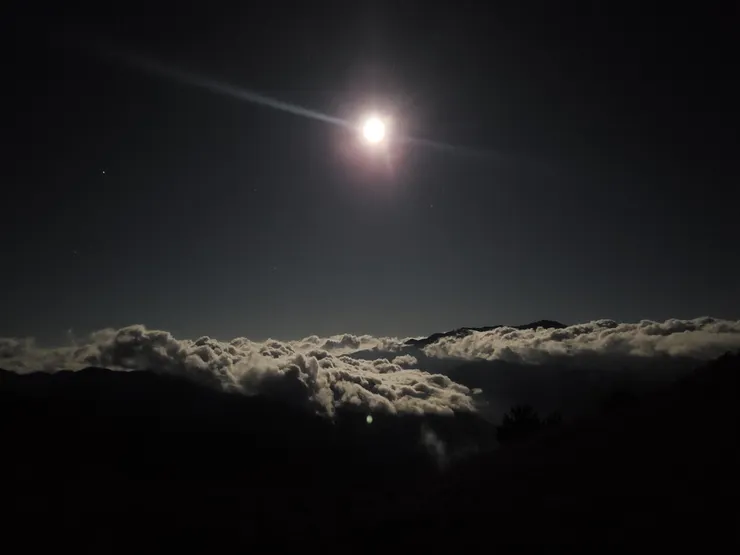 乾淨無暇的天空，堆滿濃霧的山頭與皎潔明亮的月光