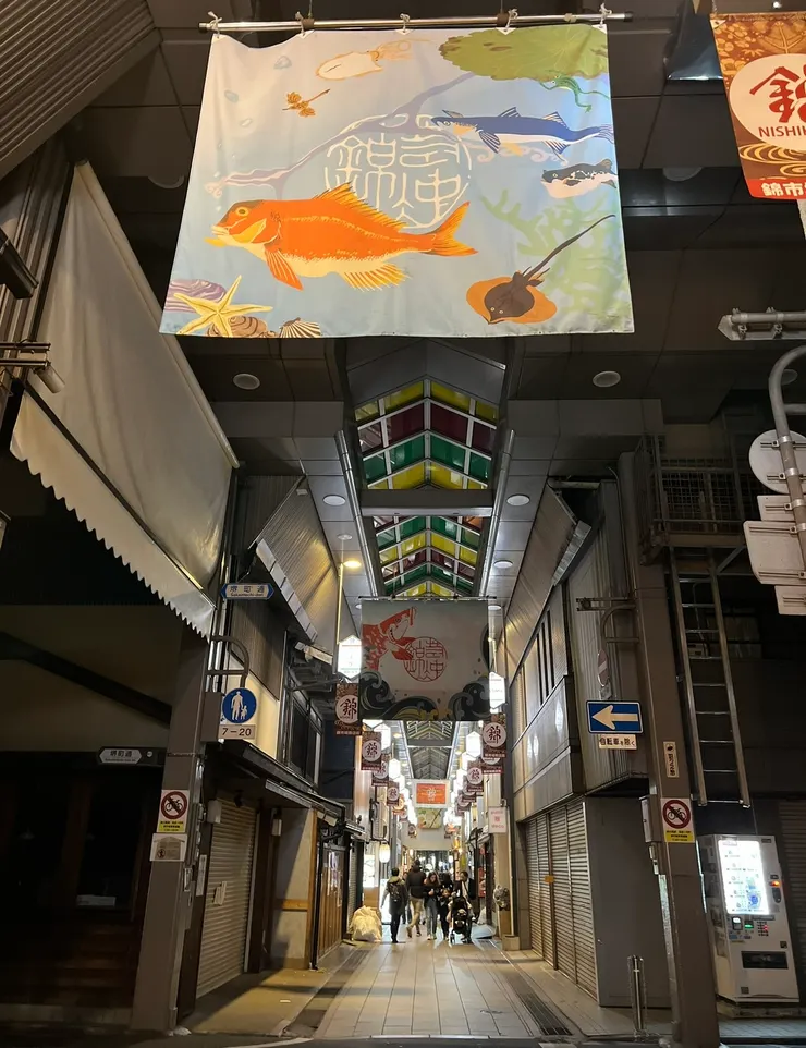 入夜後的錦市場，少了許多人潮