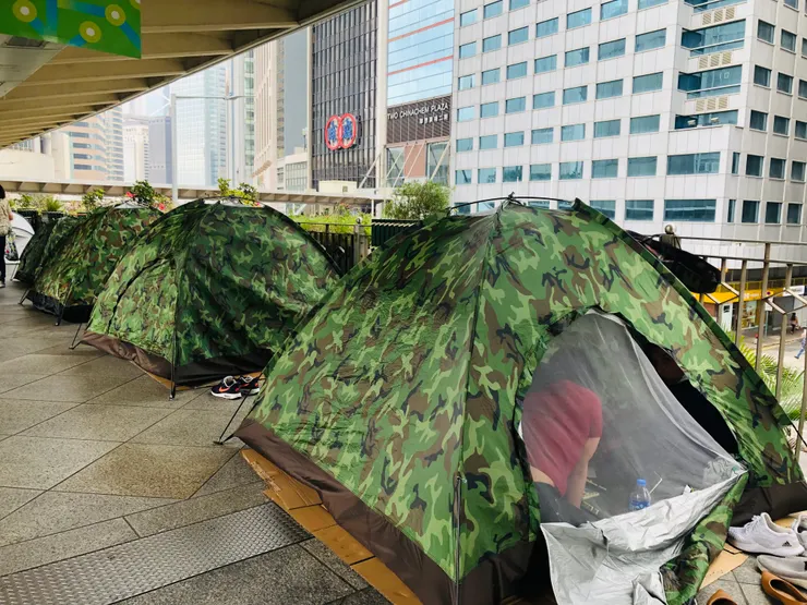 外籍傭工在行人天條上露營