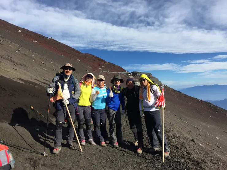 由日籍登山嚮導帶團攻頂