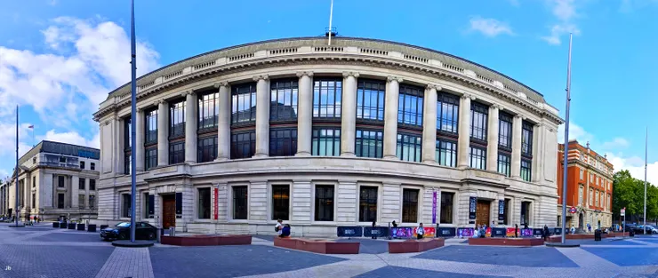 【手機環景拍科學博物館，其左鄰為自然史博物館，右舍紅磚屋為倫敦帝國學院。在Exhibition Rd.拍。】】