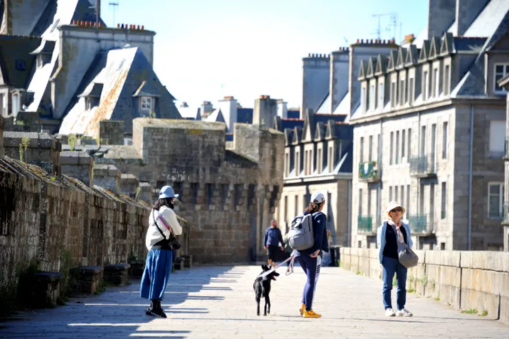 【馬道頗寬，當年除供守軍走動，或可跑馬或行車。】