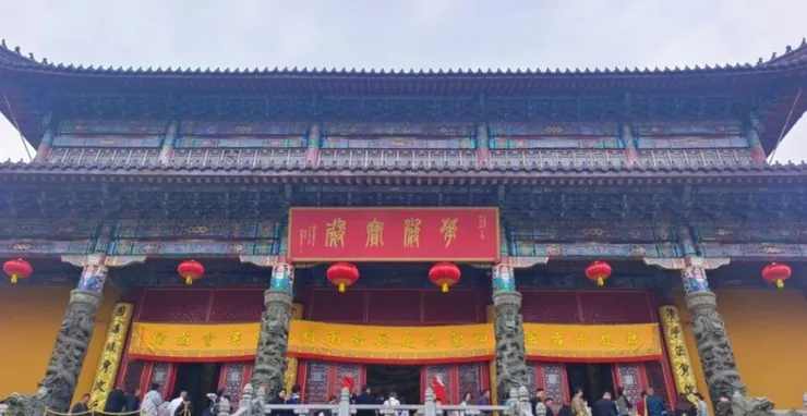 旃檀林的正面，紅色匾額上寫著「開光大吉」，黃色的大門口掛著紅燈籠，旁邊的雕像與細緻的建築細節令人印象深刻。