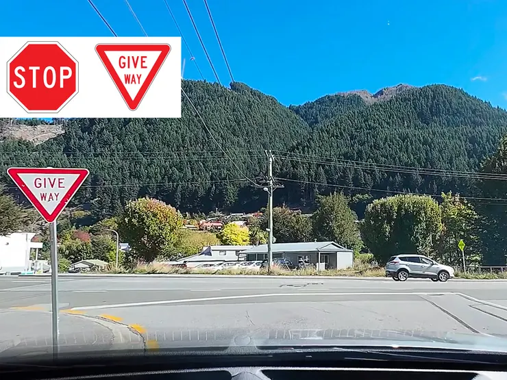 交叉入口有Give way 和 Stop 的標誌