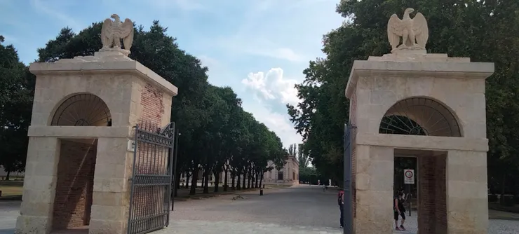 很氣派的得特宮入口處