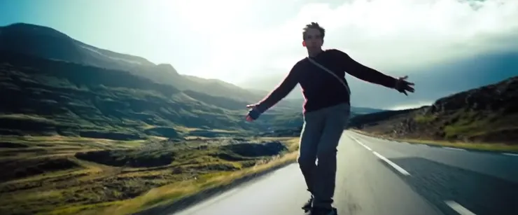 華特米堤在冰島溜滑板。